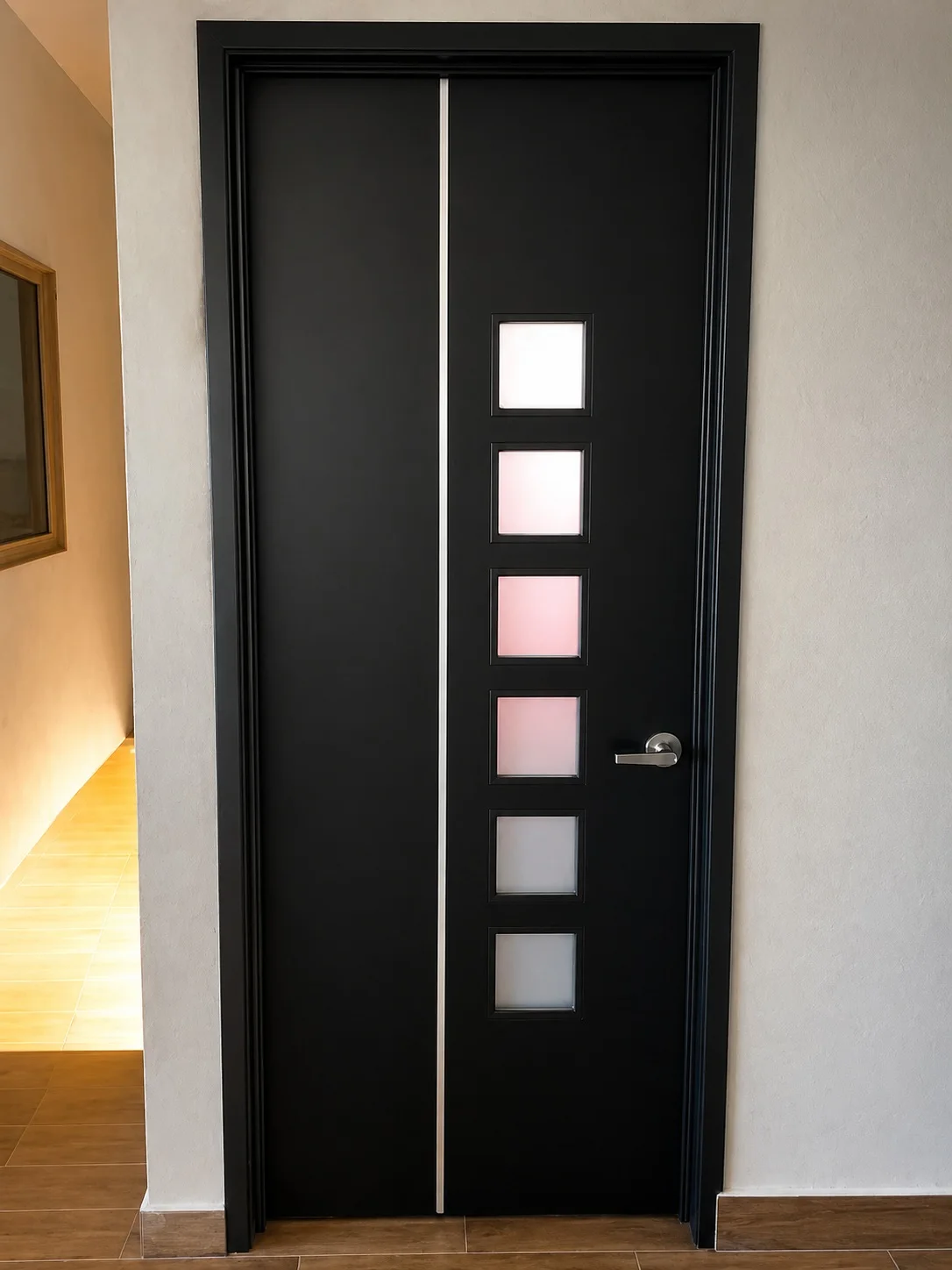 Diseño arquitectónico con cristales alineados verticalmente que combina modernidad, iluminación y privacidad.