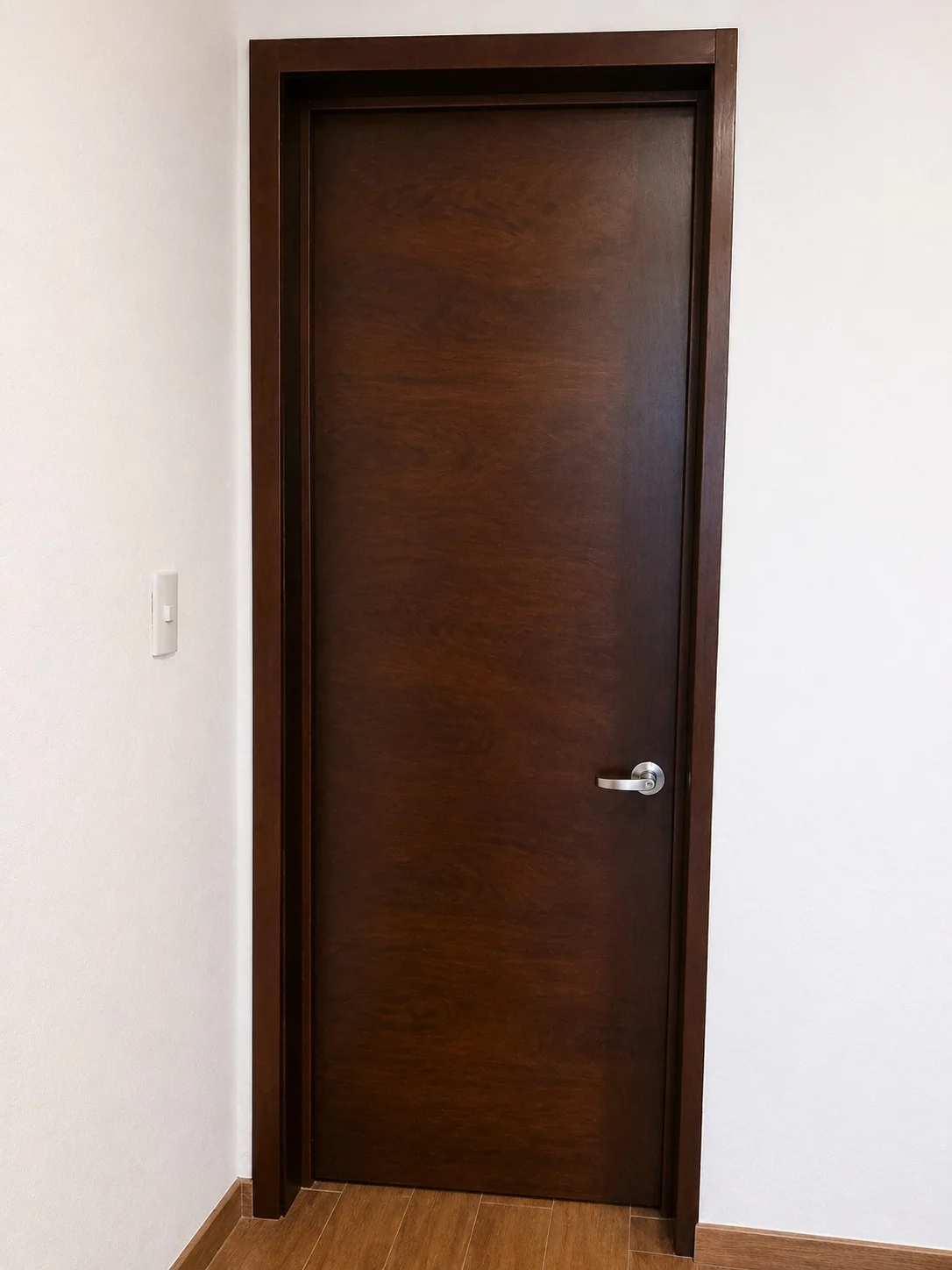 Diseño minimalista que resalta la belleza natural de la madera mediante una superficie limpia y elegante.