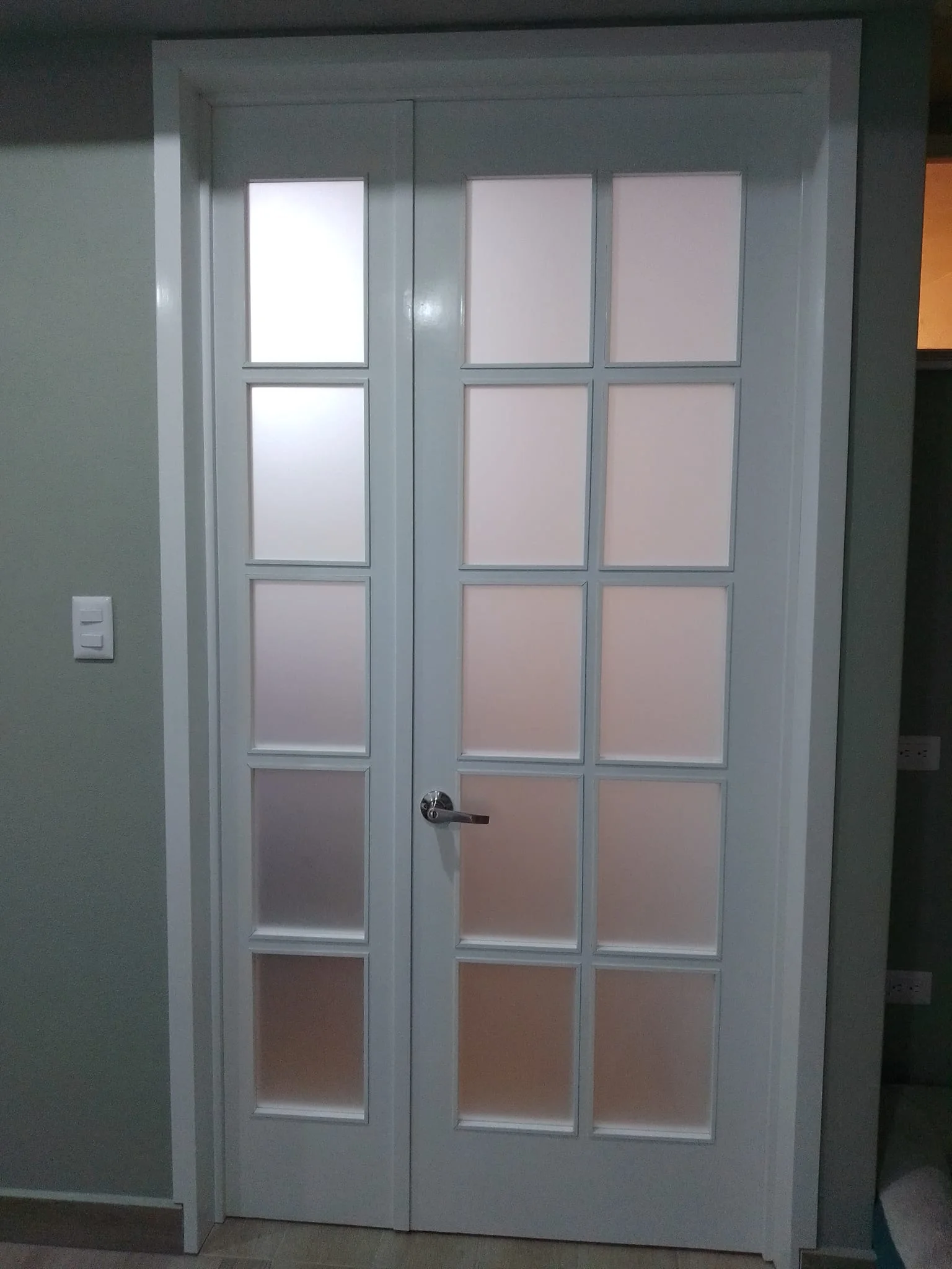 Diseño clásico contemporáneo de doble hoja que combina la calidez de la madera con la amplitud visual del cristal.