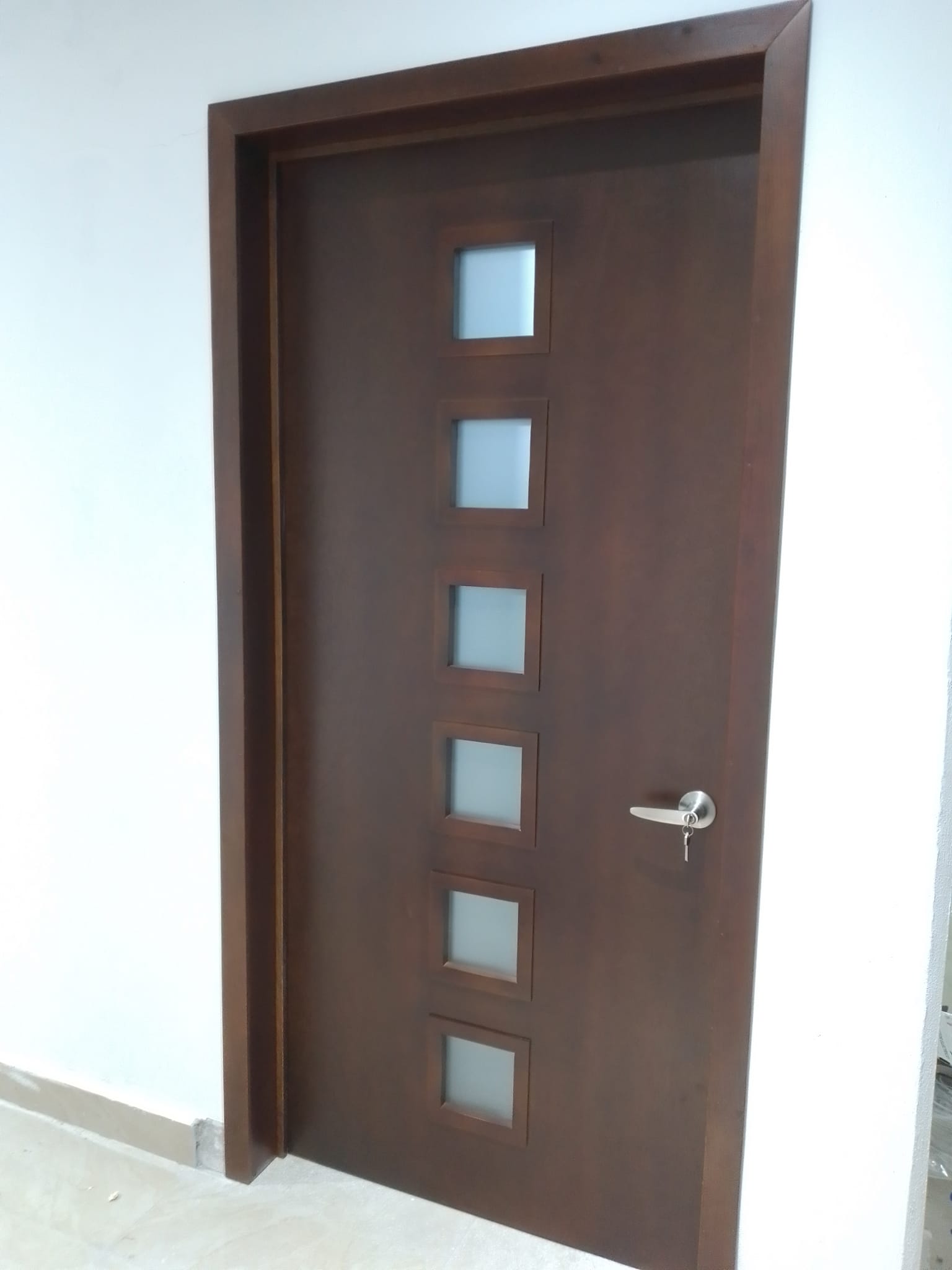 Diseño contemporáneo con cristales alineados verticalmente que combina elegancia, iluminación y privacidad.