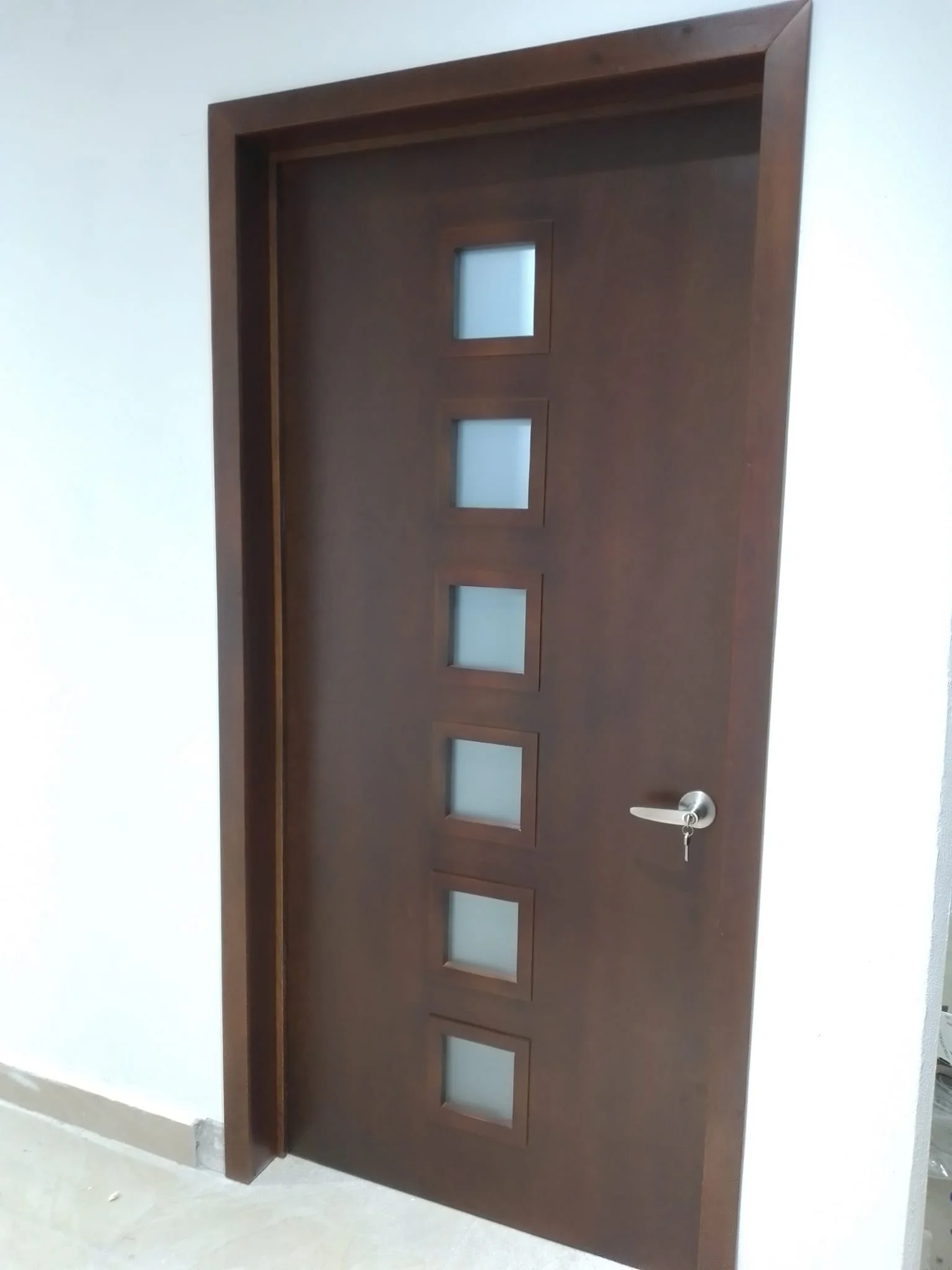 Diseño contemporáneo con cristales alineados verticalmente que combina elegancia, iluminación y privacidad.