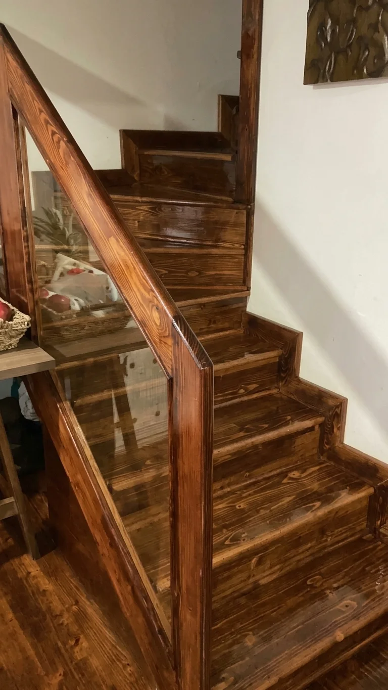 Escalera de Diseño con Barandal de Cristal