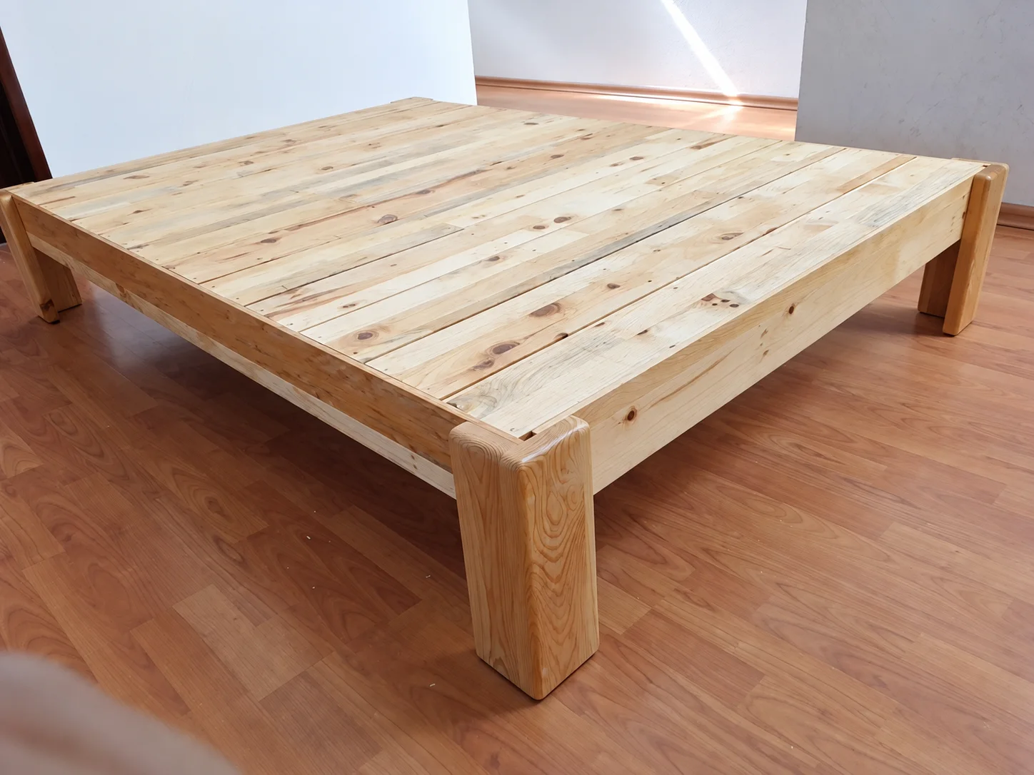 Base de Cama Minimalista Escandinava